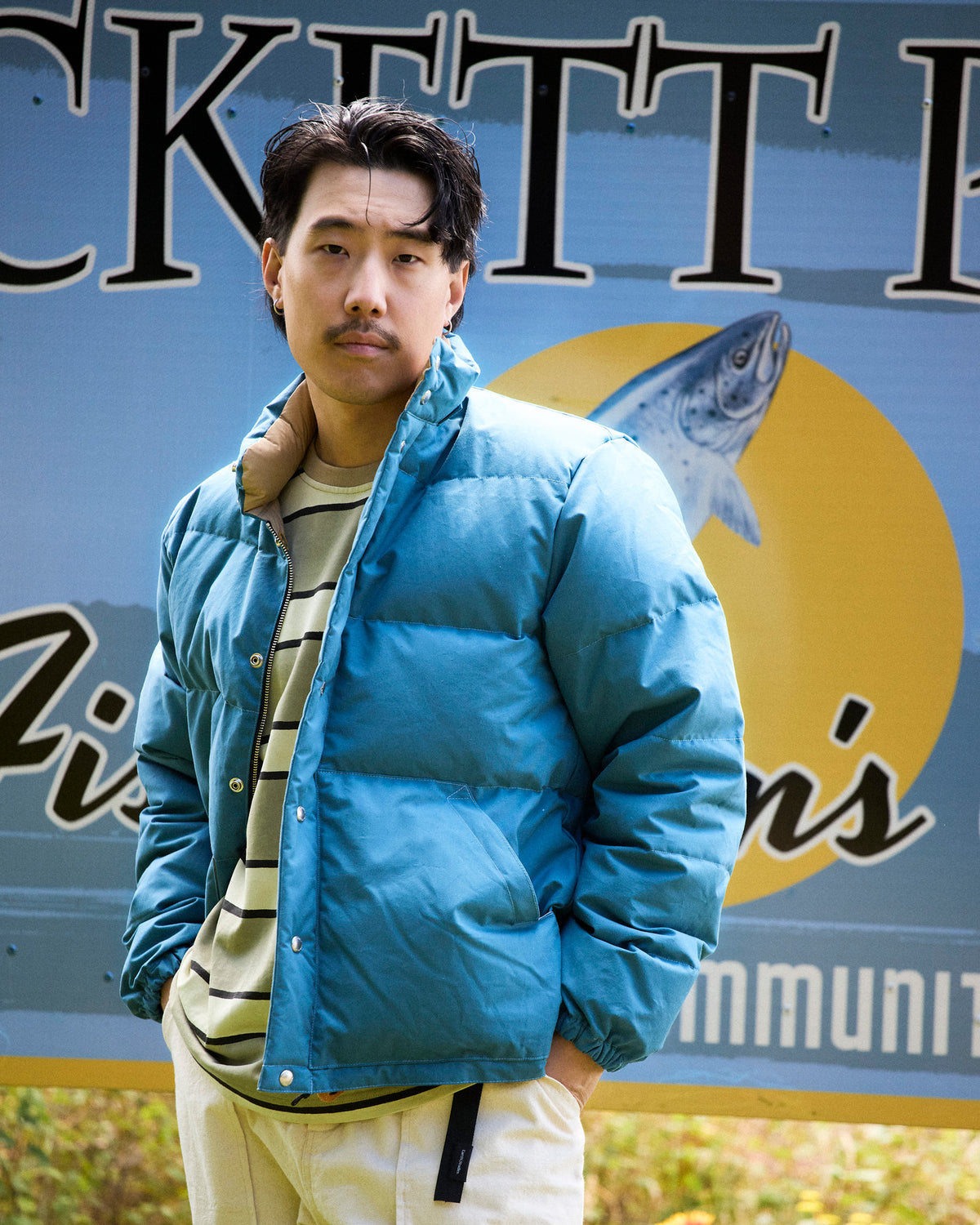 Puffer jacket with quilted design and button closures made of dry wax cotton in robins blue color