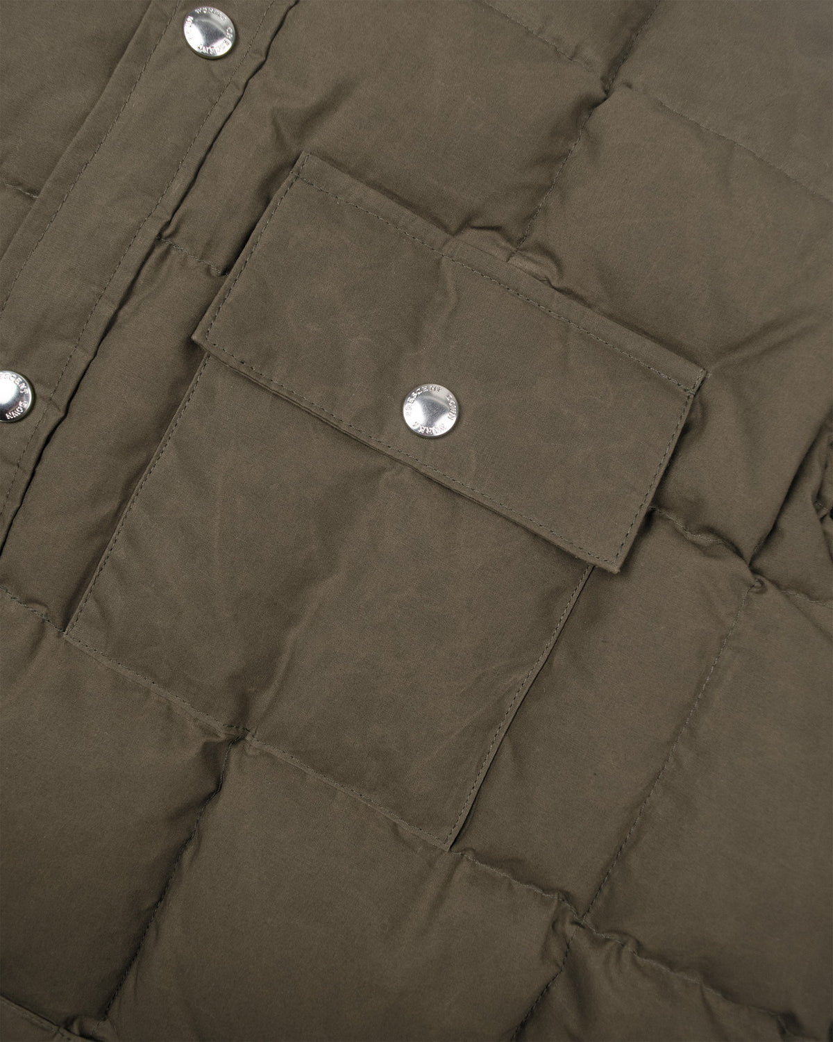 Olive green quilted puffer jacket with silver snap buttons made of dry wax cotton down shirt for outdoor use
