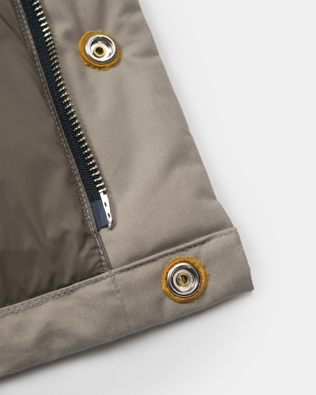 Stone down italian vest in dry wax cotton with leather snap reinforcements and a silver zipper 
