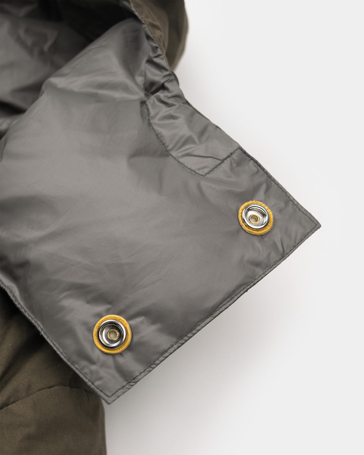 Tent Green classico down parka with leather snap reinforcements made of dry waxed cotton 